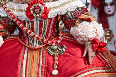Le mani delle maschere al carnevale di Venezia 2013