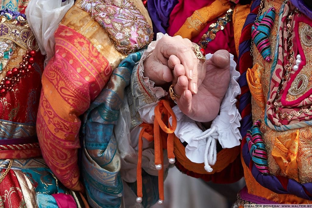 20 Le mani delle maschere al carnevale di Venezia 2013