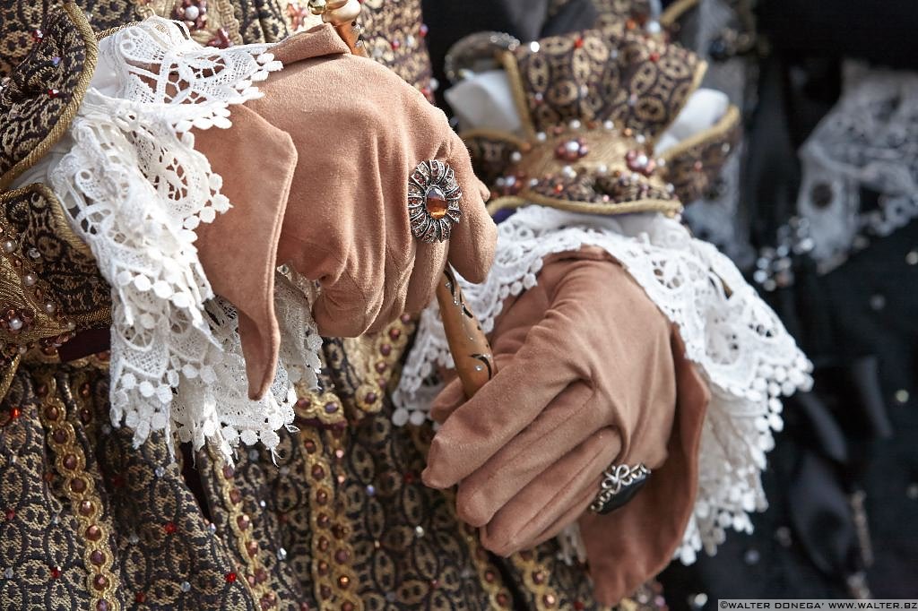 23 Le mani delle maschere al carnevale di Venezia 2013