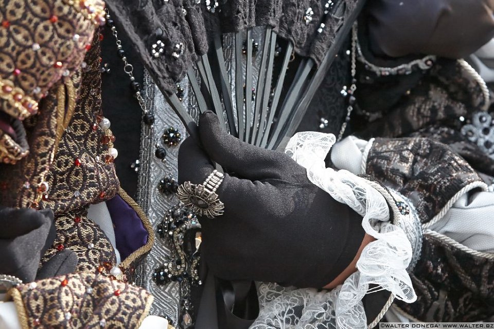 24 Le mani delle maschere al carnevale di Venezia 2013
