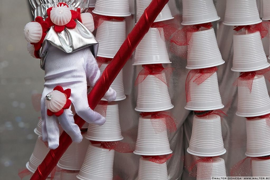 36 Le mani delle maschere al carnevale di Venezia 2013