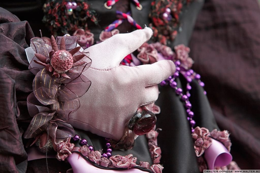 37 Le mani delle maschere al carnevale di Venezia 2013