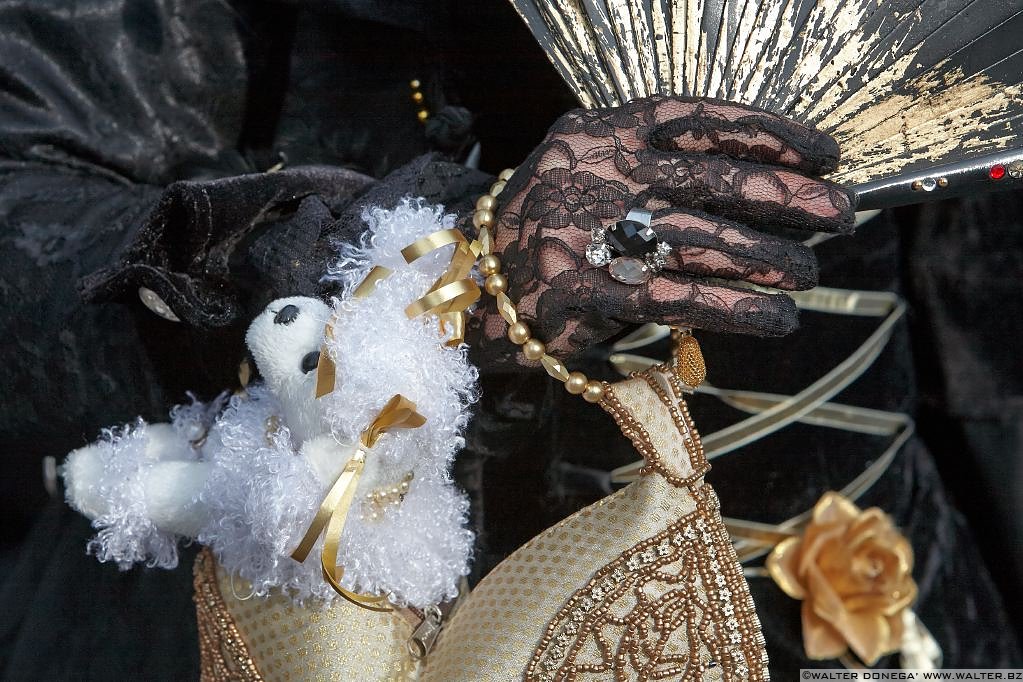 49 Le mani delle maschere al carnevale di Venezia 2013