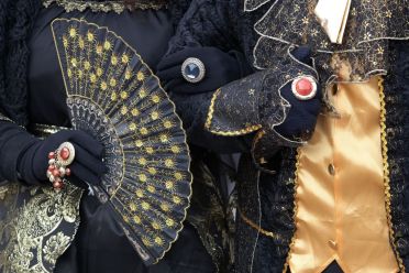 Le mani delle maschere al carnevale di Venezia 2013