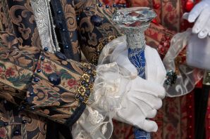 Le mani delle maschere al carnevale di Venezia 2013