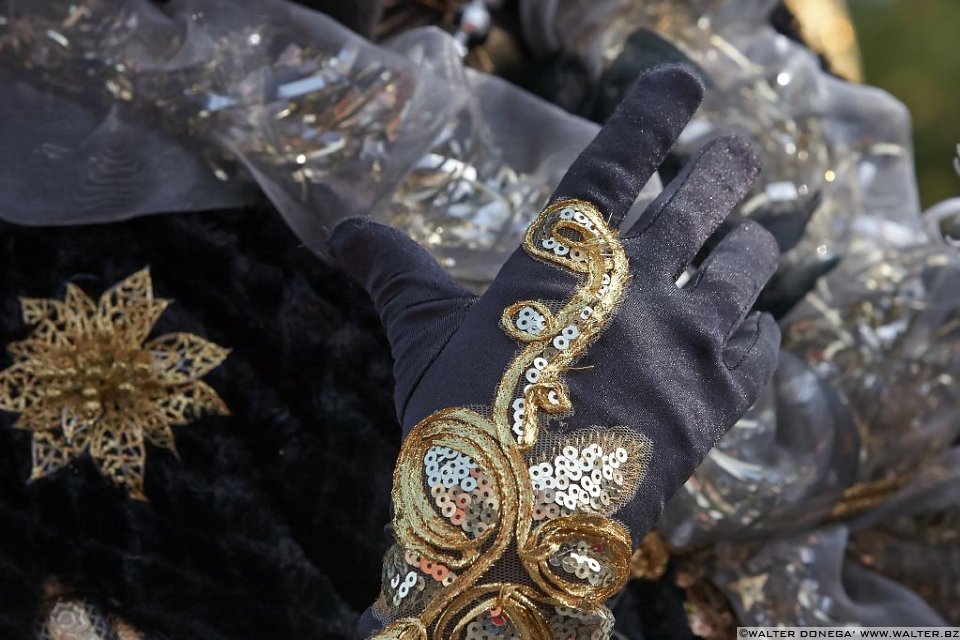 68 Le mani delle maschere al carnevale di Venezia 2013